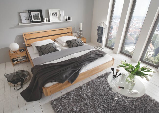 Ausstellungsstück Bett aus hellen Holz mit grauer Decke