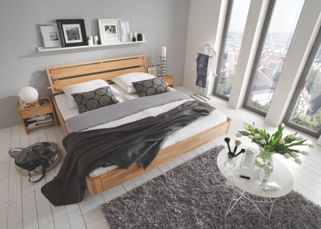 Ausstellungsstück Bett aus hellen Holz mit grauer Decke