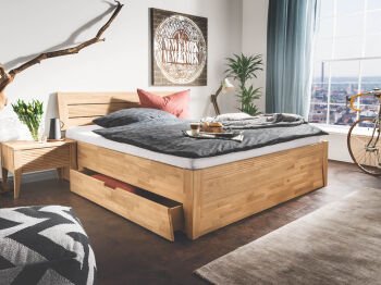 Massivholzbett mit Schubladen