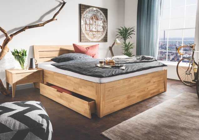 Massivholzbett mit Schubladen