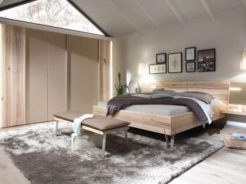 Massivholzbett im modernen weißen Schalfzimmer