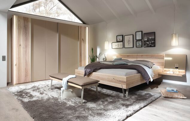 Massivholzbett im modernen weißen Schalfzimmer