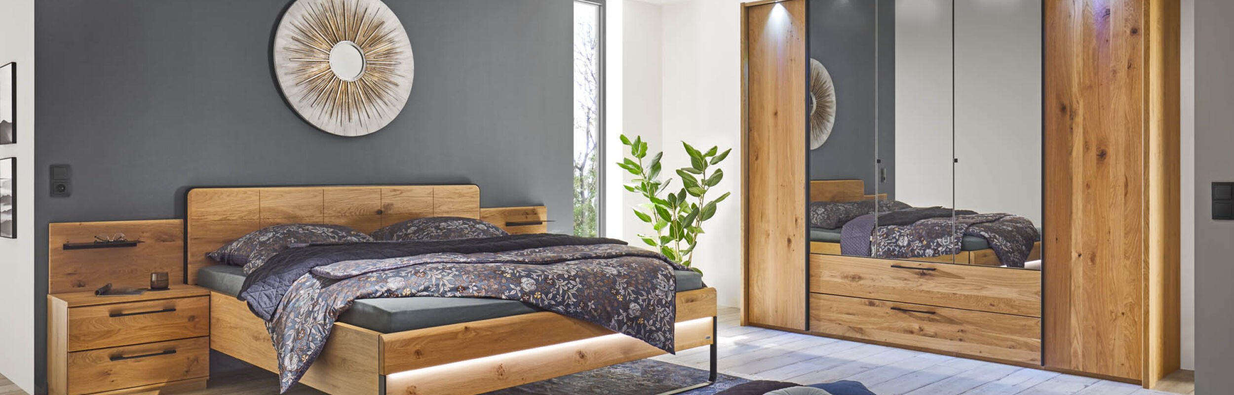 Massivholzbett in luftigen hellem modernen Schlafzimmer