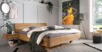 Modernes Massivholzbett mit Nachtkonsole