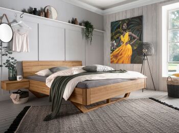 Modernes Massivholzbett mit Nachtkonsole