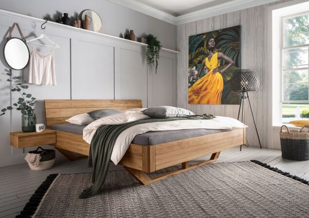 Modernes Massivholzbett mit Nachtkonsole