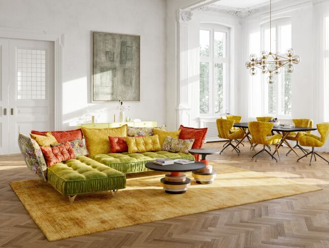 Bretz Sofa in hellen Gelb Grün und Orangetönen. in modernem hellem Wohnzimmer
